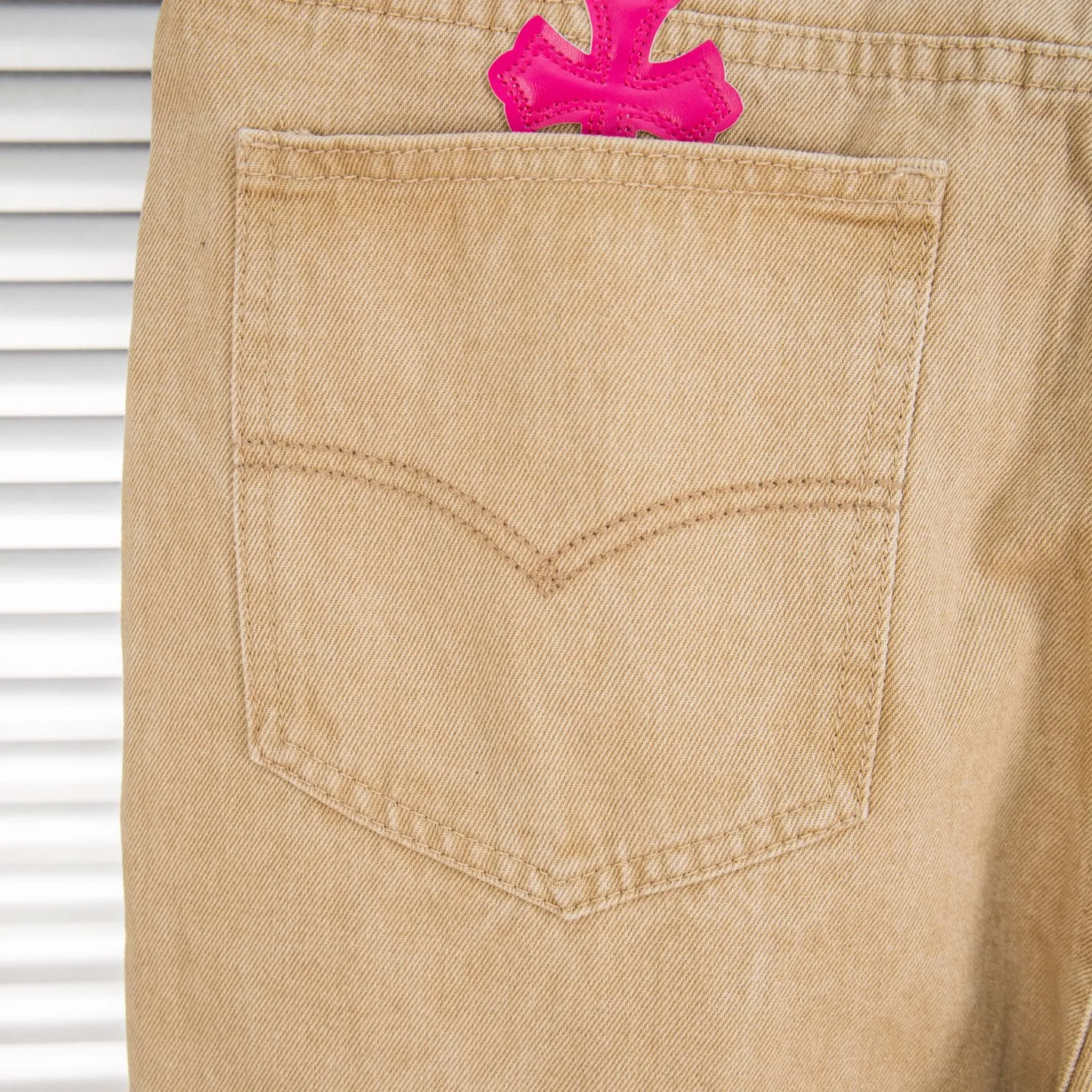P240 Chrome Hearts 2025 New Miami Limited Couple Washed Jeans with Multiple Pink Cross Leather Labels is a hot item this season and is sought after by countless celebrities and fashionistas. The neat details of the cutting process add color to the playful fashion! The neat and meticulous design, and the well-fitting structure is unique. The upper body not only has outstanding recognition, but also looks younger and younger. A style with the ultimate wearing meaning and performance, gorgeous color matching, and the craftsmanship of this style is also extremely extraordinary. After the finished product is washed, it is disassembled and hand-made with sheepskin cross leather and then spliced ​​together to complete. The whole piece has too many craftsmanship to describe. It is decorated with patchwork cross flowers and high-waisted washed jeans! ! Absolutely high-end luxury product, a god-level single product, a super popular product, made with top heavy industry, a magic weapon that cannot be missed in the street. Style number: 1866# Size: 28 30 32 34 Color: khaki pink khaki black
